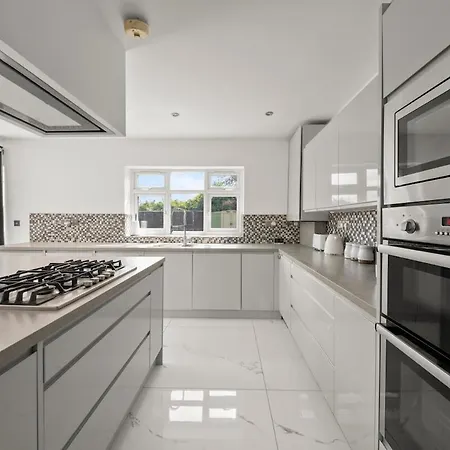 Modern & Spacious 4Bd House